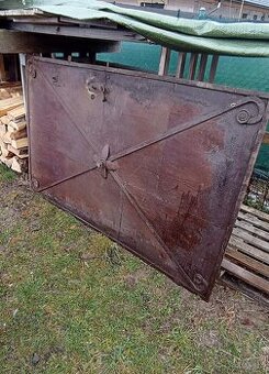 Starožitné železné dvere