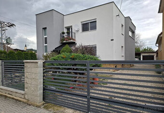 Rodinný dom s rovinatým pozemkom