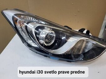 Hyundai i30 svetlo prave predne