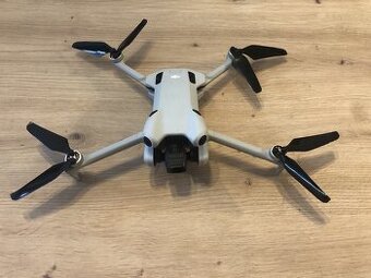 DJI Mini 4 Pro fly more combo