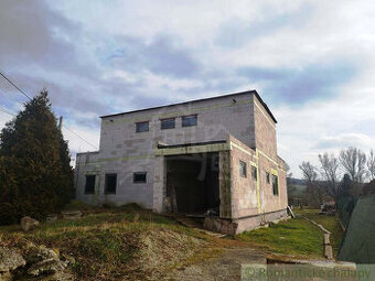 Moderný dom tesne pred dokončením, ideálny pre mladú rodin