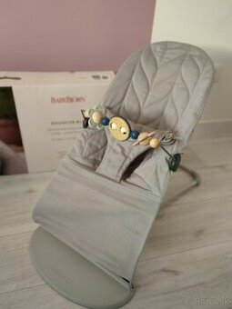 Babybjorn Lehátko Light Grey + hračka pastel