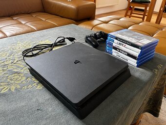 PS4 Slim + 2 ovládače a hry
