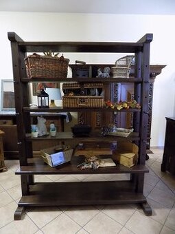 Masívny policový regál