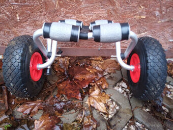 Transportný manipulačný vozík pre kajak kánoe