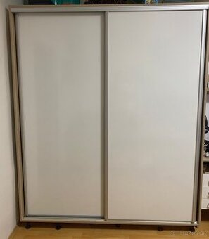 Drevený set - stôl, 2 stolíky a 3 police