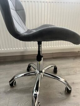 Otočná stolička na kolieskach