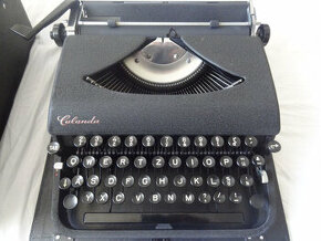 Predám nádherný starý-retro  písací stroj