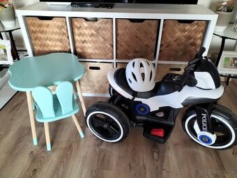 Stôl, stolička a elektrická motorka