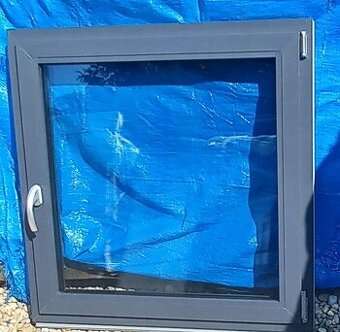 Predám okno 100x100 antracit/antracit trojsklo