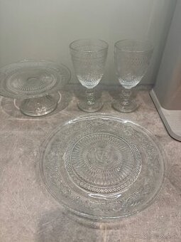 Sklenene pohare, tanier