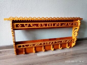 Drevená vyrezávaná polica