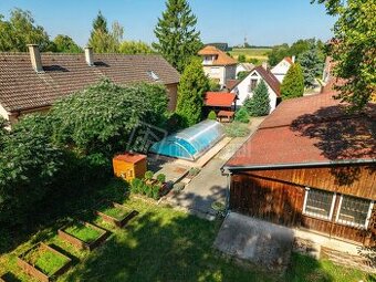 Chalupa s bazénom a veľkým pozemkom v srdci Záho…