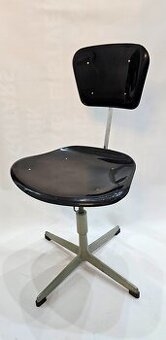 industriálna otočná stolička