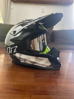 Motocrossová prilba.