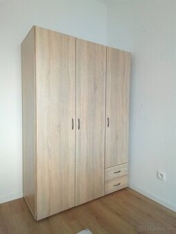 🔥 Šatníková skriňa SEBA 3 – dub sonoma (ako nová)