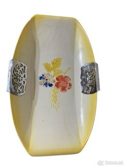 porcelánová tácka s kovovými úchytmi –