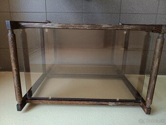 Drevený príručný stolík