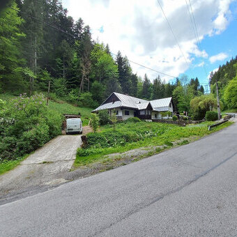 Chata v obci Turecká obklopená lesom