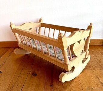 Stará dřevěná kolébka pro panenky