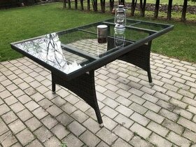 Kvalitný záhradný hliníkový stôl