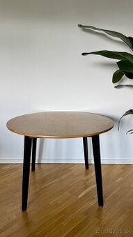 Jedálensky stôl, priemer 105cm.