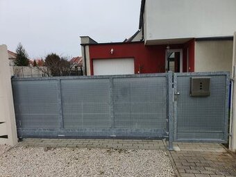 Posuvná brána so vstupnou bránkou