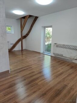 3-izbovy vidiecky dom na polosamote blizko Bratislavy