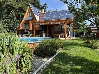 Záhrada s chatou v krásnom prostredí