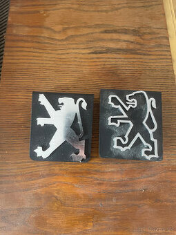 🔧 Emblémy / logá PEUGEOT – kovové, samolepiace (2 ks)