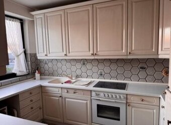 Krémová venkovská kuchyně se spotřebiči Neff,5952