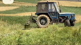 Predam traktor aj s inou technikov.