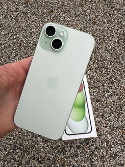 iPhone 15 - baterie 100% green