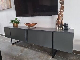 Skrinka pod TV