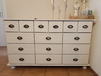 Drevená biela komoda