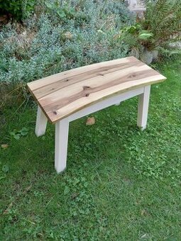 Väčší stolček na sedenia z orechového dreva