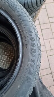 Predam pneu 215/55R17 goodyear