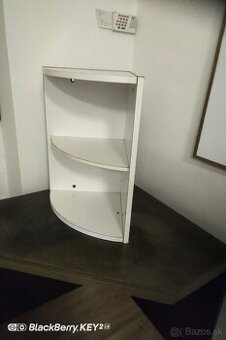 Stolík rohovvy a rohove police