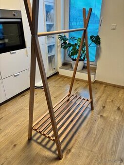 Vešiak z masívneho dreva