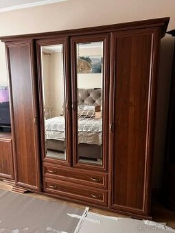 Skriňa šatníková