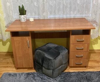 Drevený písací stôl