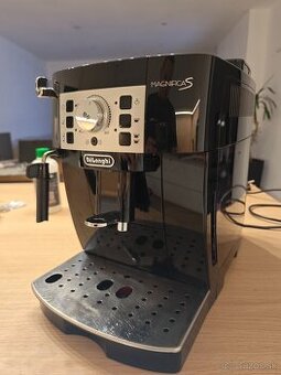 Na predaj kávovar  DeLonghi Magnifica S ECAM