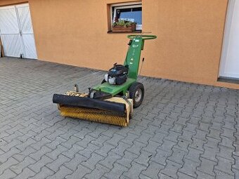 Motorový zametač -