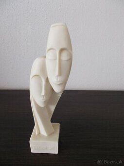 Alabastrová soška Objatie milencov