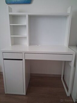 Stôl Ikea Micke s poličkami