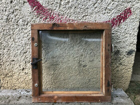 Staré malé štvorcové okno na predaj - 1