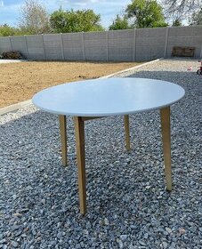 Záhradný stôl