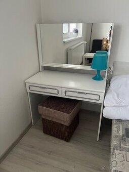 Kozmetický stolík so zrkadlom