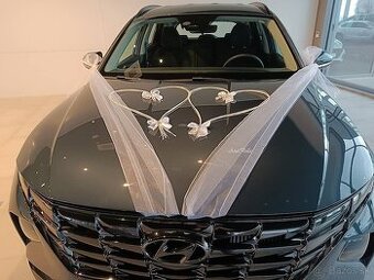 Biela výzdoba na svadobné auto