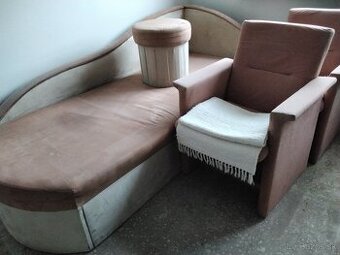 Darujem posteľ, dve kreslá, taburetka